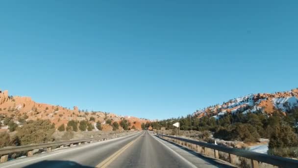 Αυτοκίνητο Οδήγηση στο δρόμο μέσω Red Canyon την ημέρα του χειμώνα. Γιούτα, ΗΠΑ. Αεροφωτογραφία — Αρχείο Βίντεο