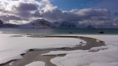 Haukland Sahili, Creek ve Dağları. Lofoten Adaları, Norveç. Hava Görünümü