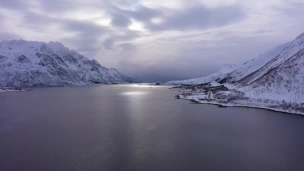 Laupstadosen Fiorde e Montanhas no Inverno. Ilhas Lofoten, Noruega. Vista aérea — Vídeo de Stock