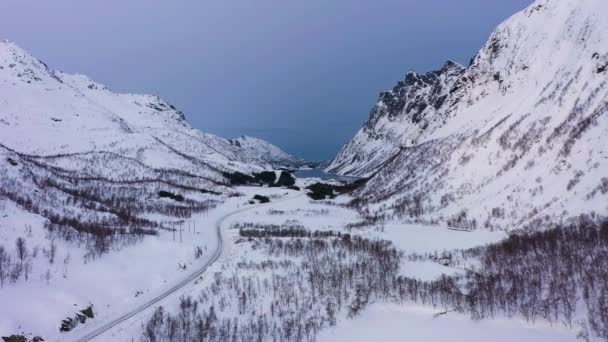 Βουνά, Δρόμος και Παγωμένη Λίμνη το χειμώνα. Βάλεϊ. Troms, Νορβηγία. Αεροφωτογραφία — Αρχείο Βίντεο