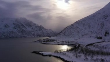 Laupstadosen Fjord ve Dağları kışın. Lofoten Adaları, Norveç. Hava Görünümü