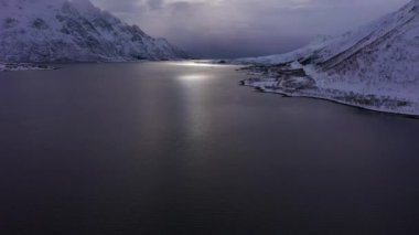 Laupstadosen Fjord ve Dağları kışın. Lofoten Adaları, Norveç. Hava Görünümü