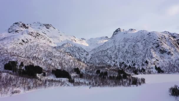 Lac gelé et montagnes en hiver. Troms, Norvège. Vue Aérienne — Video