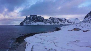 Uttakleiv Sahili ve Kışın Dağları. Lofoten Adaları, Norveç. Hava Görünümü