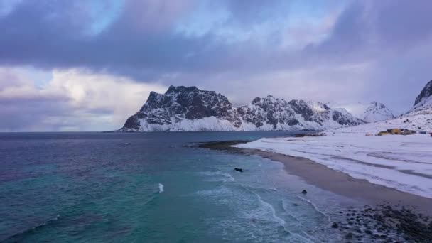 Uttakleiv Plage et montagnes en hiver. Lofoten Islands, Norvège. Vue Aérienne — Video