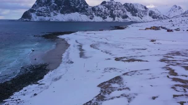 Uttakleivビーチと冬の山。ノルウェーのロフテン島。空中展望 — ストック動画