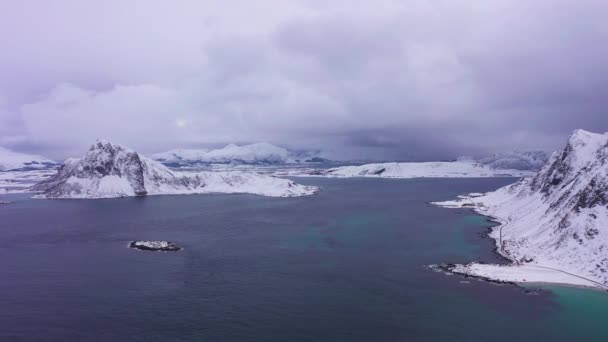 Mar da Noruega e montanhas no inverno. Ilhas Lofoten, Noruega. Vista aérea — Vídeo de Stock