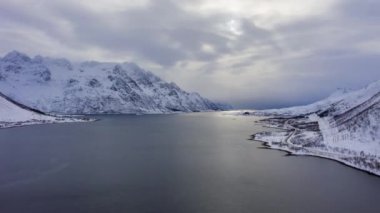 Laupstadosen Fjord ve Dağları kışın. Lofoten Adaları, Norveç. Hava Görünümü