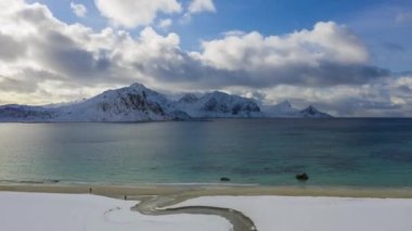 Haukland Sahili ve Dağları. Lofoten Adaları, Norveç. Hava Görünümü