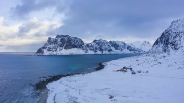 Uttakleiv Sahili ve Kışın Dağları. Lofoten Adaları, Norveç. Hava Görünümü