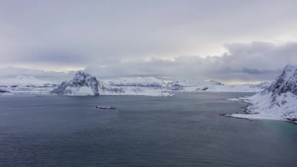 Mar da Noruega e montanhas no inverno. Ilhas Lofoten, Noruega. Vista aérea — Vídeo de Stock