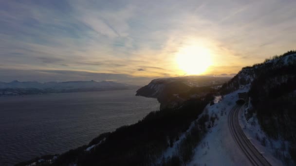 Ofotfjord fiordo y montañas en invierno. Nordland, Noruega. Vista aérea — Vídeo de stock