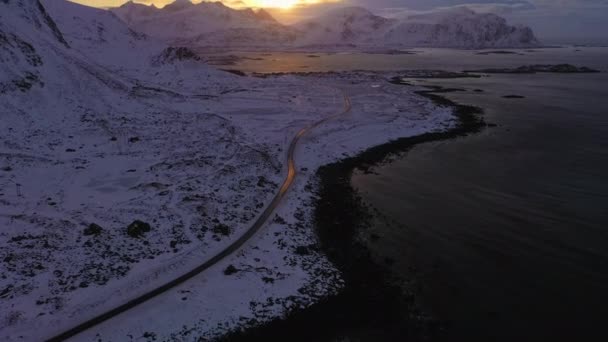 冬の道路、海岸と山。ノルウェーのロフテン島。空中展望 — ストック動画