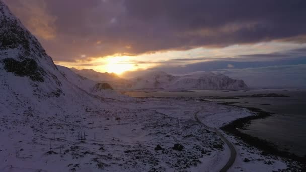 Otoyol, kışın Deniz Kıyısı ve Dağlar. Lofoten Adaları, Norveç. Hava Görünümü — Stok video