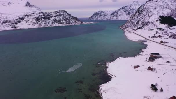 冬の道路、フラグスタッド花粉や山。ノルウェーのロフテン島。空中展望 — ストック動画