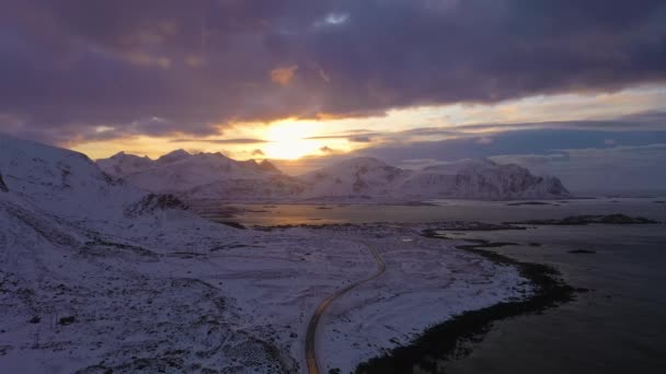 Weg, zee kust en bergen in de winter. Lofoten Eilanden, Noorwegen. Luchtzicht — Stockvideo