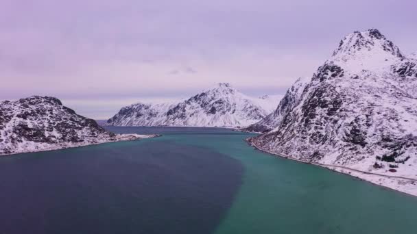Út, Flagstadpollen és hegyek télen. Lofoten-szigetek, Norvégia. Légitekintés — Stock videók