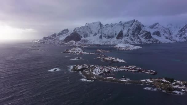 冬季的Hamnoy村和山区。挪威罗浮敦群岛。空中视图 — 图库视频影像