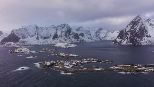 Hamnoy Village e Montanhas no Inverno. Ilhas Lofoten, Noruega. Vista aérea — Vídeo de Stock