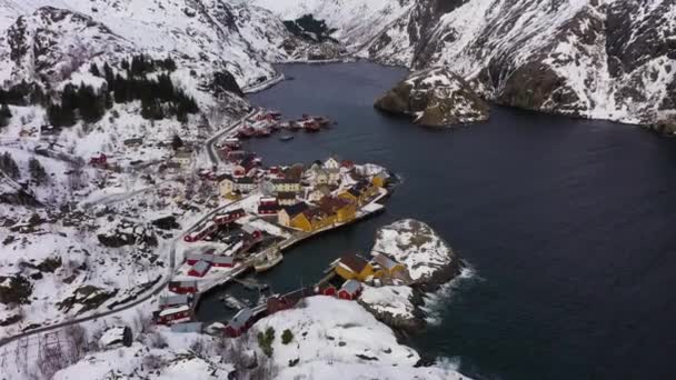 Nusfjord villaggio di pescatori e montagne in inverno. Isole Lofoten, Norvegia. Vista aerea — Video Stock