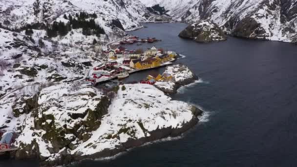 Villaggio Nusfjord e montagne in inverno. Isole Lofoten, Norvegia. Vista aerea — Video Stock