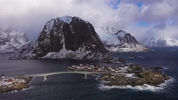 Село і гори в зимовий час. Лофотенські острови, Норвегія. Повітряний вид — стокове відео