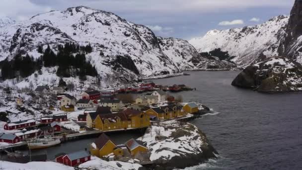 冬のヌスフィヨルド漁村と山。ノルウェーのロフテン島。空中展望 — ストック動画