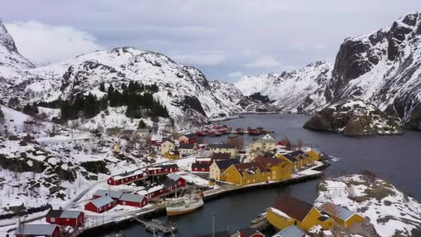 Nusfjord Vissersdorp en Bergen in de winter. Lofoten Eilanden, Noorwegen. Luchtzicht — Stockvideo