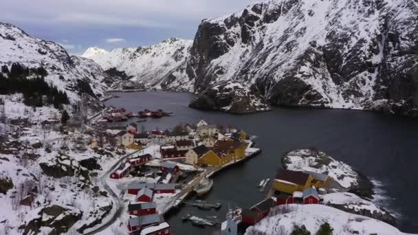 Nusfjord Fishing Village and Mountains in Winter. Ilhas Lofoten, Noruega. Vista aérea — Vídeo de Stock