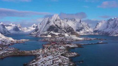 Kışın Reine Köyü ve Dağları. Lofoten Adaları, Norveç. Hava Görünümü