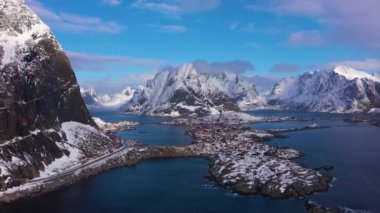 Kışın Reine Köyü ve Dağları. Lofoten Adaları, Norveç. Hava Görünümü