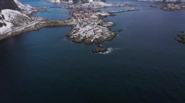Kışın Reine Köyü ve Dağları. Lofoten Adaları, Norveç. Hava Görünümü