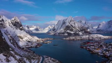 Kışın Reine Köyü ve Dağları. Lofoten Adaları, Norveç. Hava Görünümü