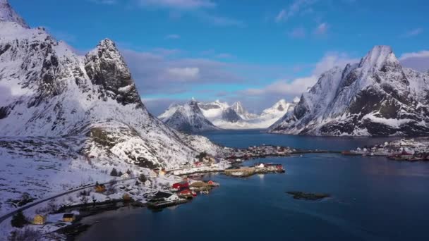 Reine Dorf und Berge im Winter. Lofoten, Norwegen. Luftaufnahme — Stockvideo