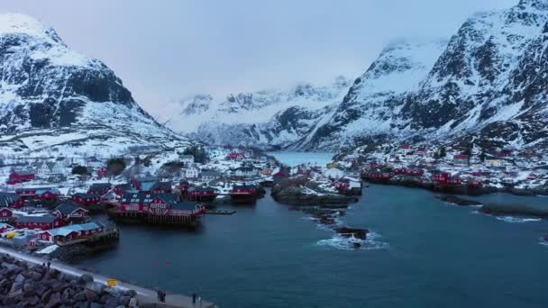 Pueblo pesquero A y Montañas en invierno. Islas Lofoten, Noruega. Vista aérea — Vídeos de Stock
