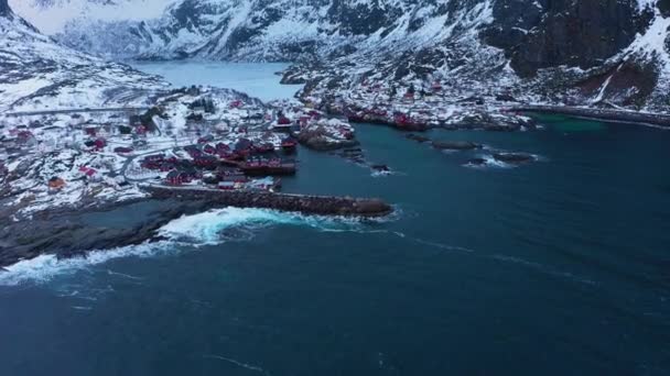 Aldeia de pesca A e montanhas no inverno. Ilhas Lofoten, Noruega. Vista aérea — Vídeo de Stock