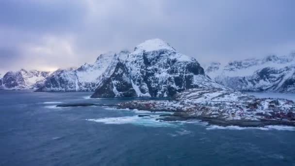 Villaggio di pescatori A e montagne in inverno. Isole Lofoten, Norvegia. Vista aerea — Video Stock