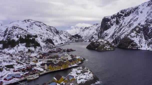Vesnice Nusfjord a hory v zimě. Lofotenské ostrovy, Norsko. Letecký pohled — Stock video