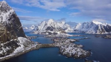 Kışın Reine Köyü ve Dağları. Lofoten Adaları, Norveç. Hava Görünümü