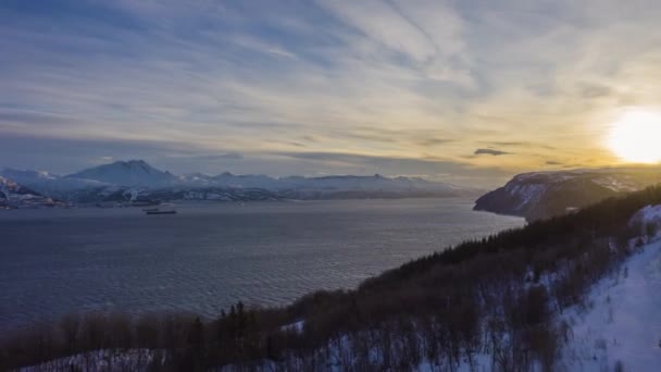 Офотфьорд фьорд и горы зимой. Нордланд, Норвегия. Вид с воздуха — стоковое видео