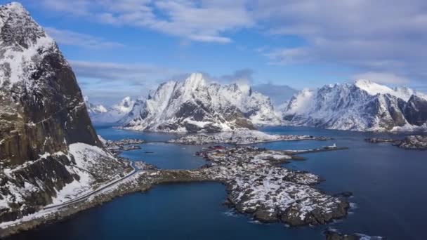 冬のライン村と山。ノルウェーのロフテン島。空中展望 — ストック動画