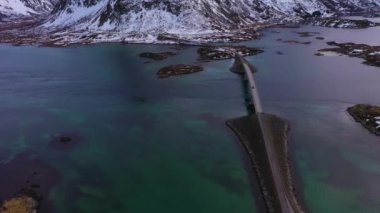 Fredvang Köprüsü ve Volandstind Dağı, kışın. Lofoten, Norveç. Hava Görünümü