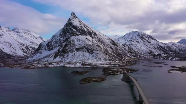 Fredvang Köprüsü ve Volandstind Dağı, kışın. Lofoten, Norveç. Hava Görünümü — Stok video