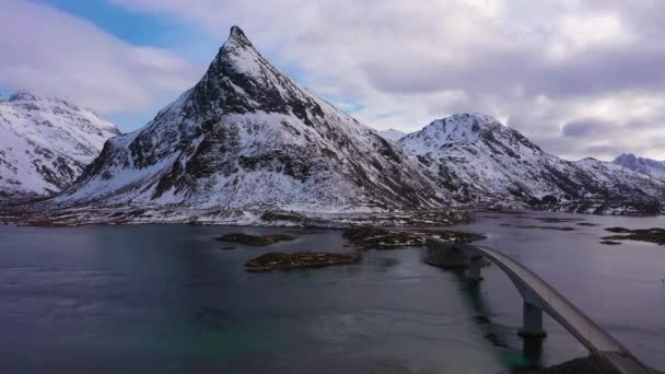 冬にはフレドバン橋とボランスタイン山。ノルウェーのロフテン。空中展望 — ストック動画