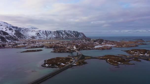 フレドバン橋と村。ロフテン島,ノルウェーの風景.空中展望 — ストック動画