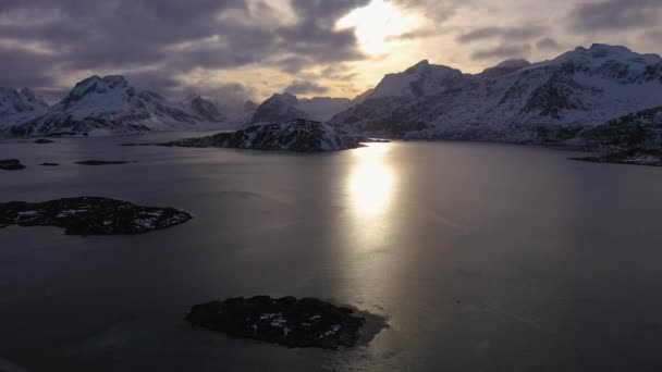 Fjord a hory při západu slunce v zimě. Lofotenské ostrovy, Norsko. Letecký pohled — Stock video