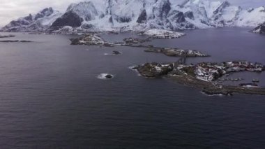 Kışın Hamnoy Köyü ve Dağları. Lofoten Adaları, Norveç. Hava Görünümü