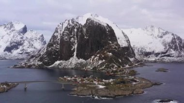 Kışın Hamnoy Köyü ve Dağları. Lofoten Adaları, Norveç. Hava Görünümü