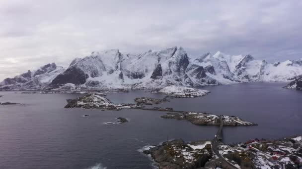 Hamnoy Village and Mountains in Winter. Lofotenské ostrovy, Norsko. Letecký pohled — Stock video