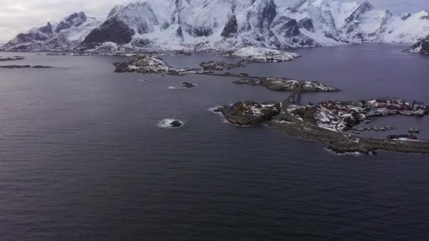 겨울에는 하마 이 마을 과 산. 노르웨이의 로포텐 섬입니다. 공중에서의 광경 — 비디오